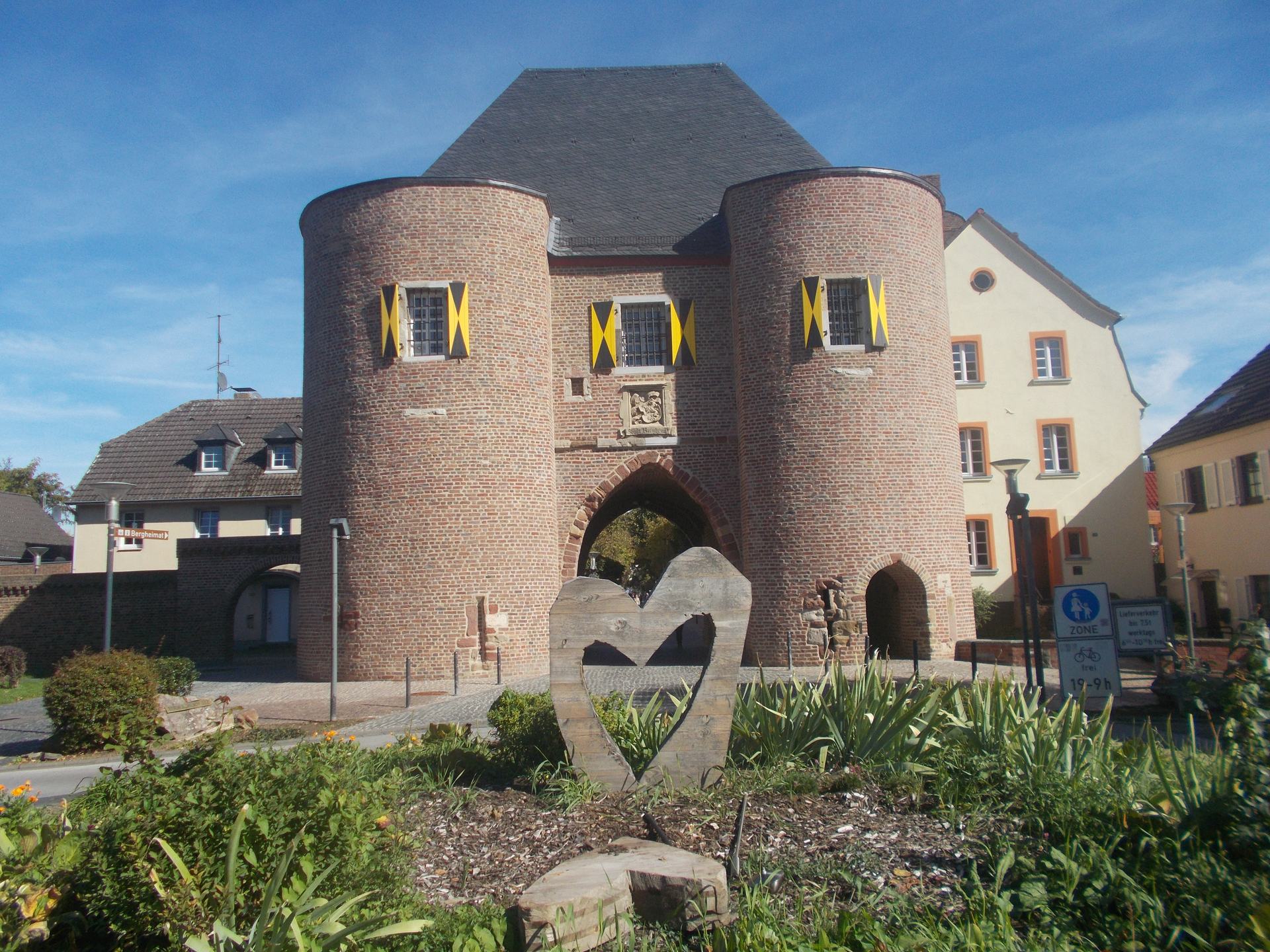 Aachener Tor in Bergheim, mittelalterliches Doppelturmtor der alten Stadtbefestigung