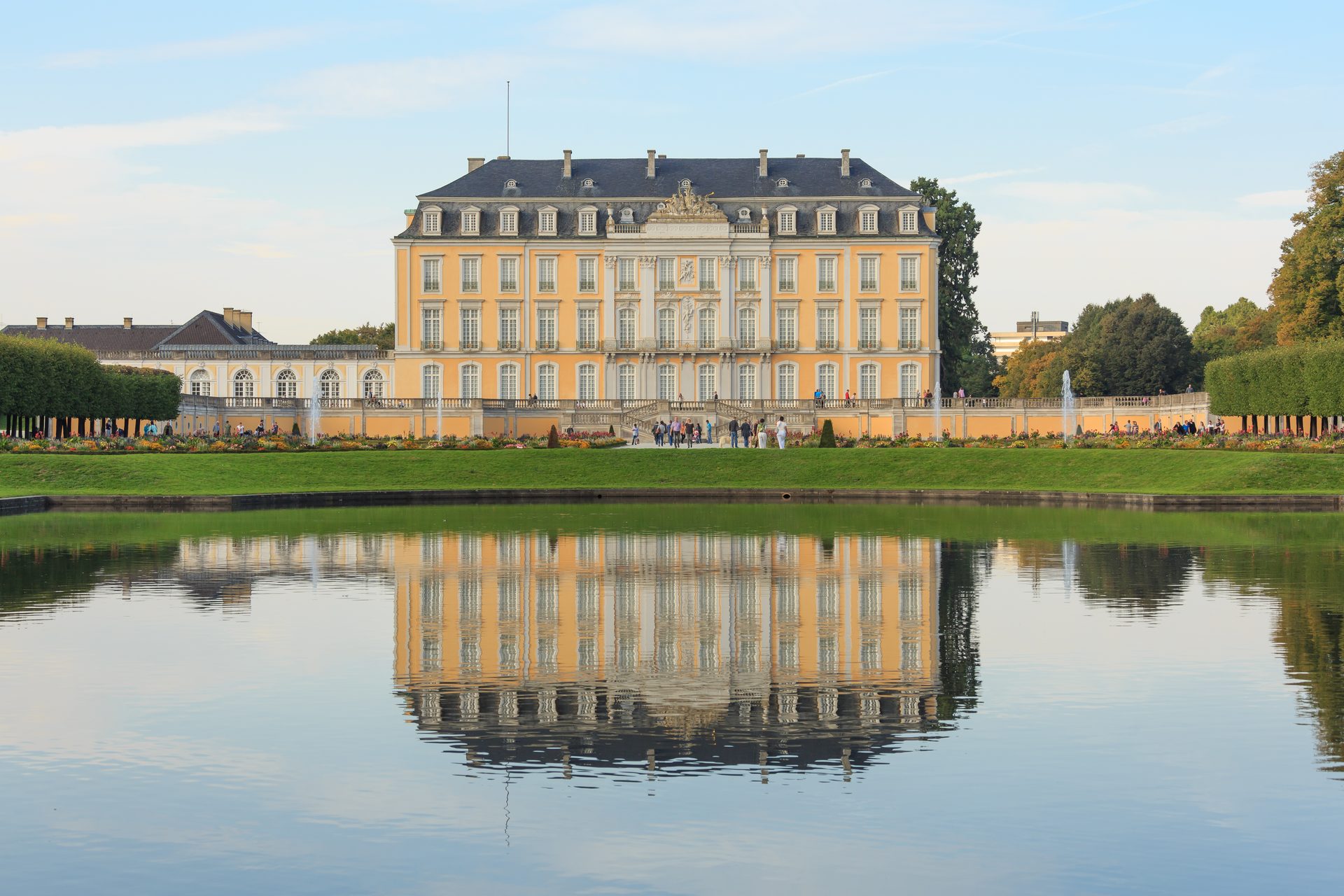 Schloss Augustusburg in Brühl, barockes Residenzschloss mit Spiegelung im Wasserbecken des Schlossgartens