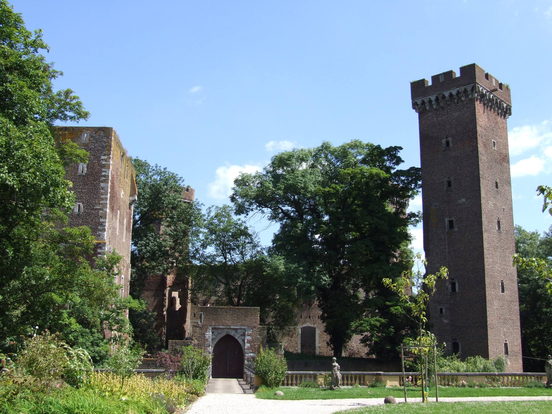Landesburg Lechenich in Erftstadt, die mittelalterliche kurkölnische Landesburg mit zinnenbewehrtem Bergfried im Schlosspark