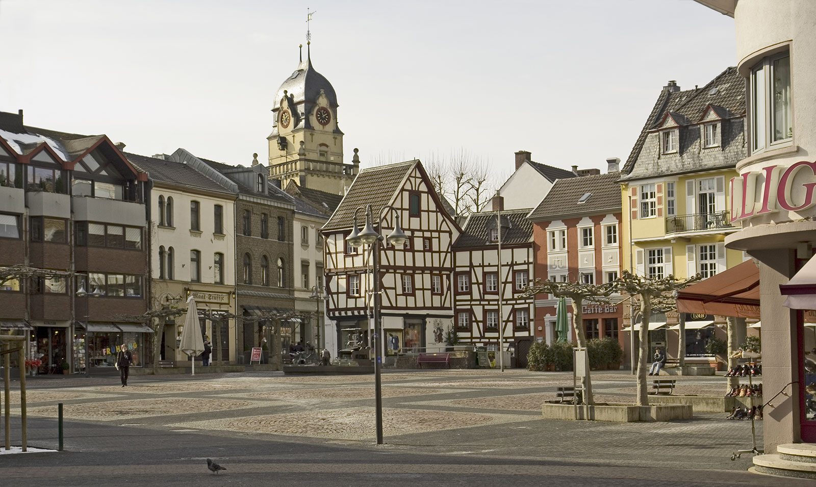 Alter Markt in Euskirchen mit Fachwerkhäusern und dem Turm des historischen Rathauses über dem gepflasterten Marktplatz