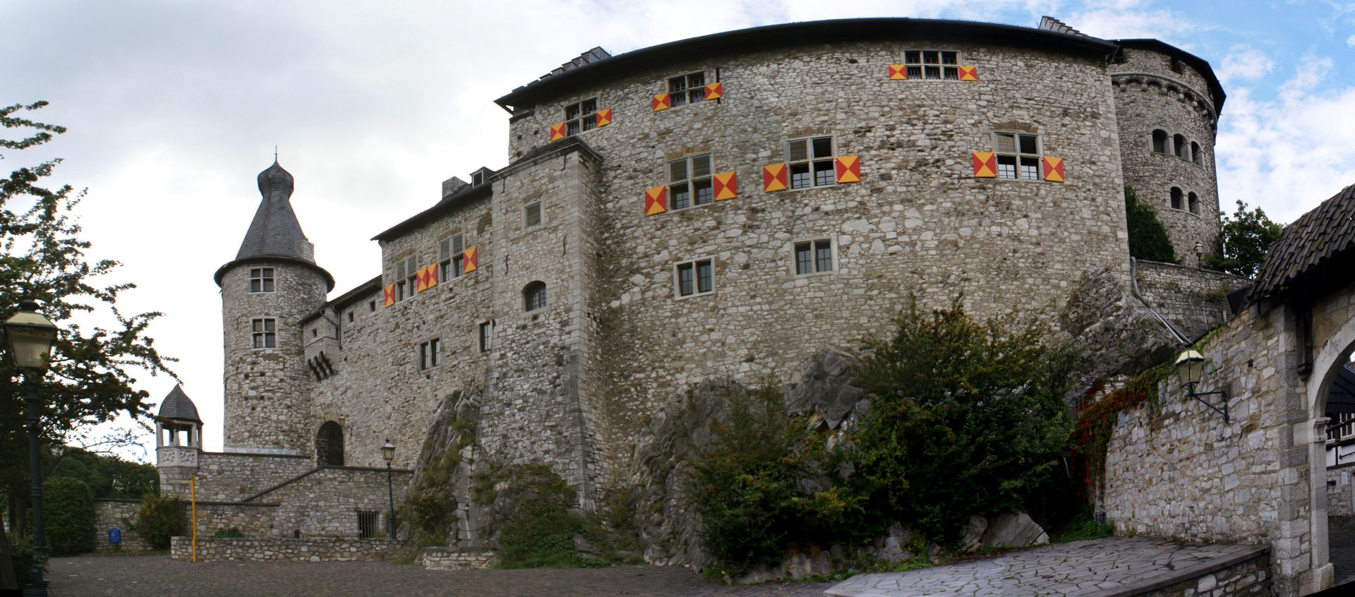 Burg Stolberg, die mittelalterliche Burg der Kupferstadt Stolberg mit ihren Türmen und Bruchsteinmauern über der Altstadt