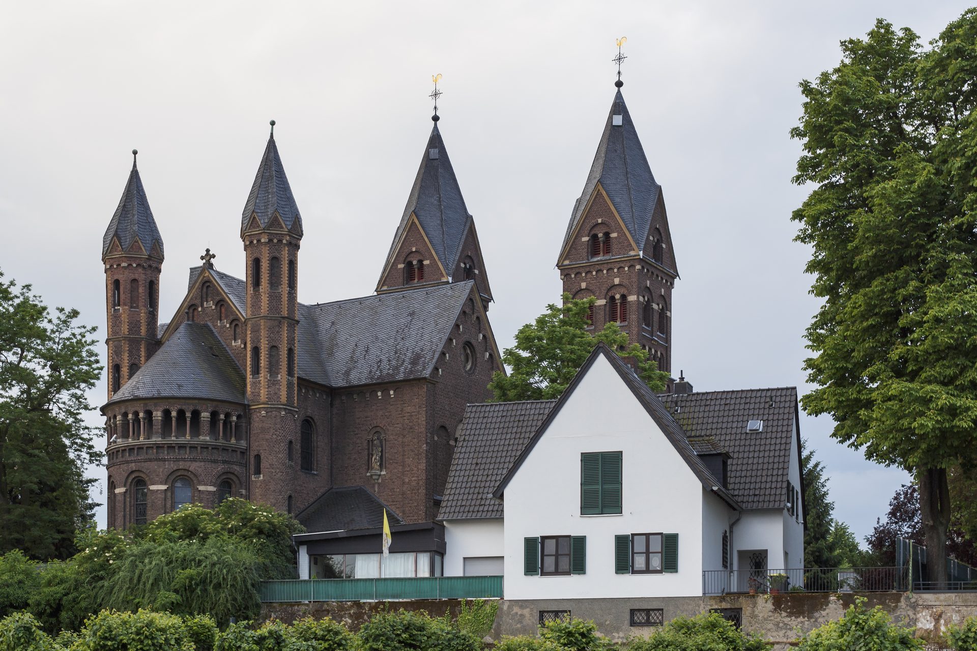 Basilika St. Germanus in Wesseling, der neuromanische Wesselinger Dom mit seinen vier Türmen über der Rheinuferbebauung