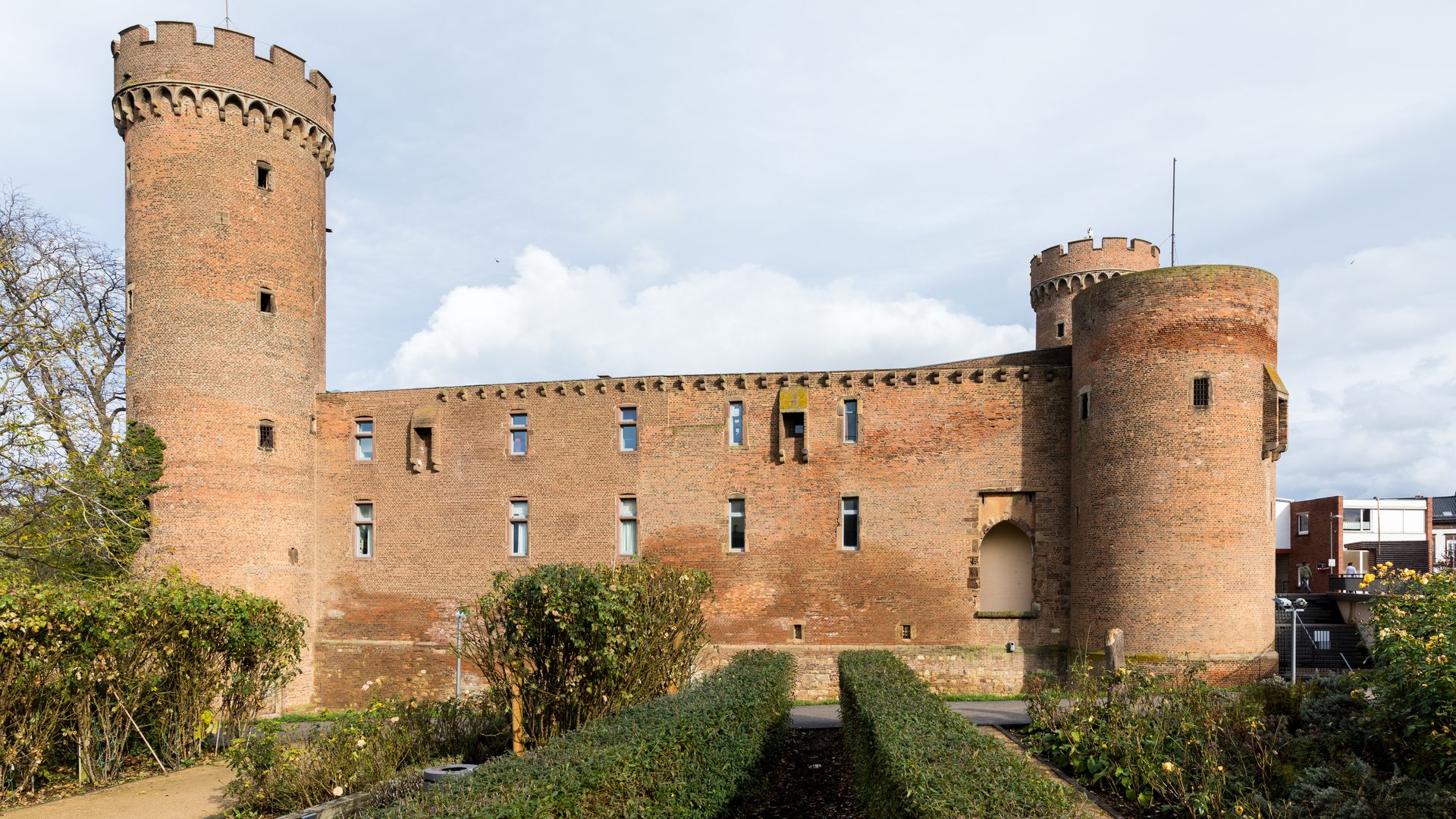 Kurkölnische Landesburg Zülpich, das gotische Backstein-Kastell mit seinen beiden runden Ecktürmen über dem Burggarten